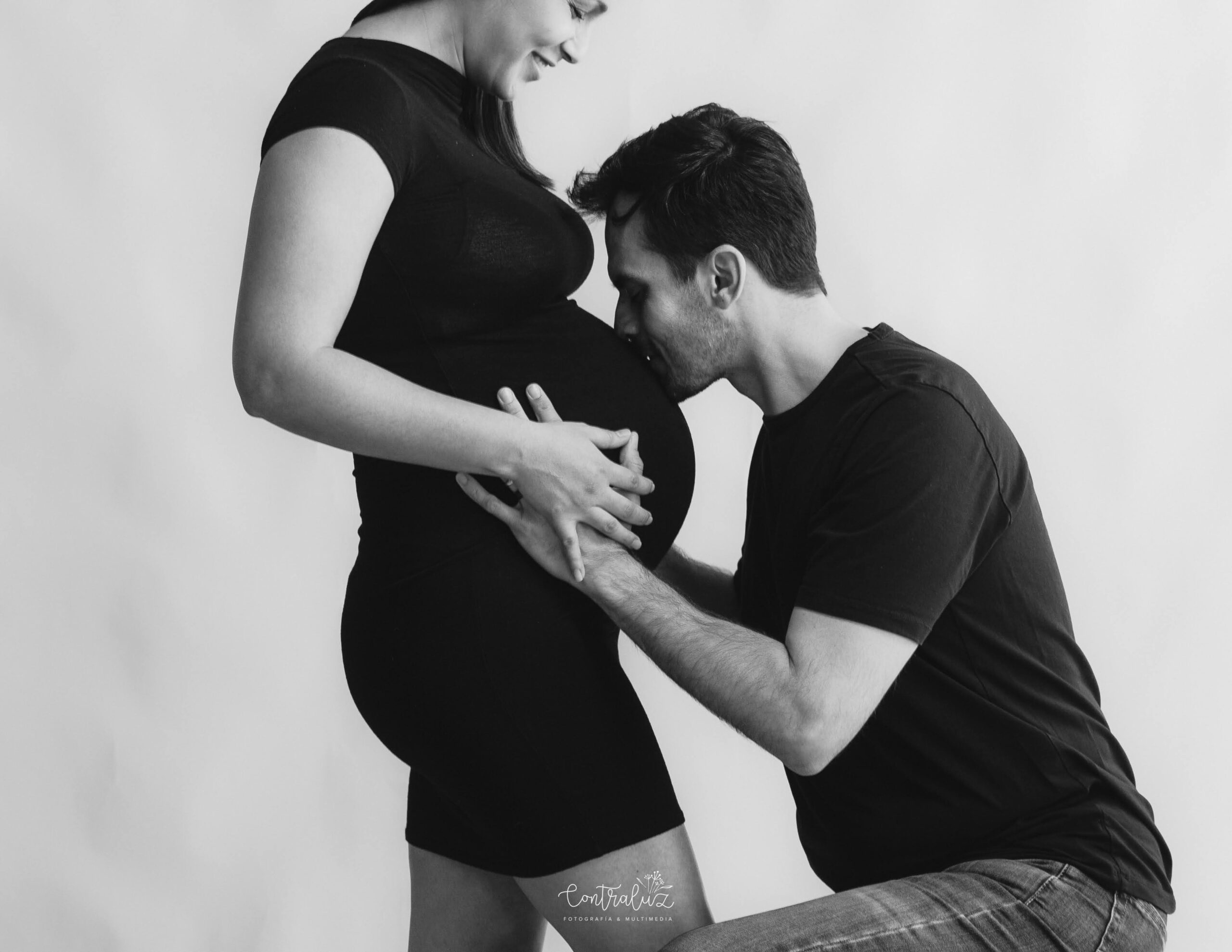 Sesión Mom to Be en estudio · Contraluz Fotografía